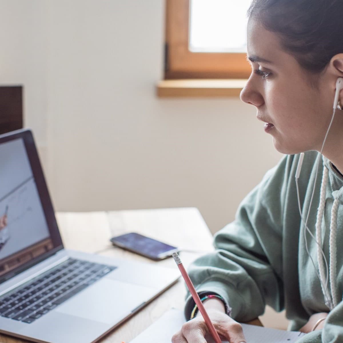 Pratiquant apprenant via un ordinateur